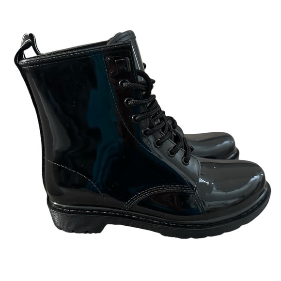 Women’s Michael Kors Black Patent Leather Boots w / Logo Backstrap, Size 7. - Picture 9 of 9